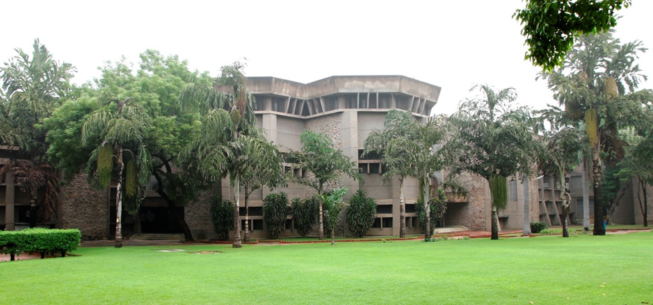 Image of DFS Delhi campus emphasizing its focus on financial management education.