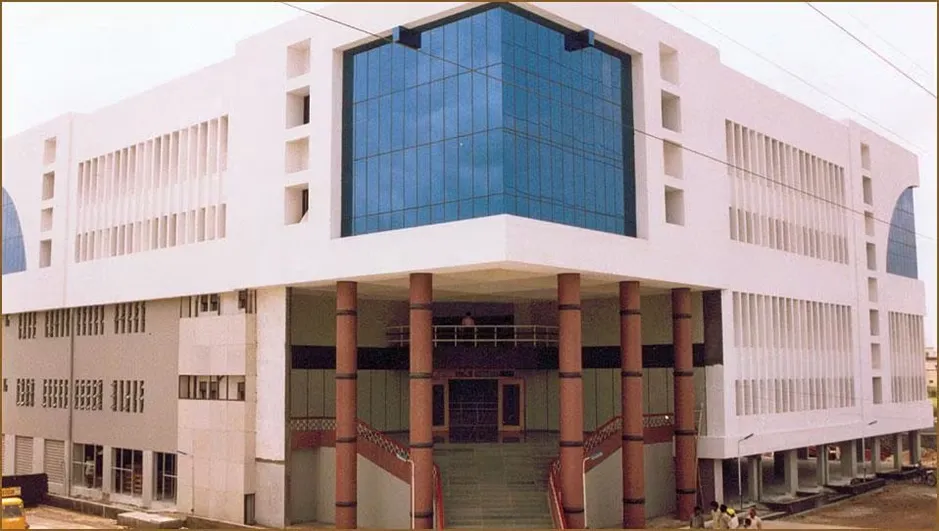 Image of SIOM Nashik campus, specializing in operations management, a top private MBA college for 2024